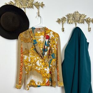 Beautiful Barocco print blouse with pearl buttons M ptp 19”